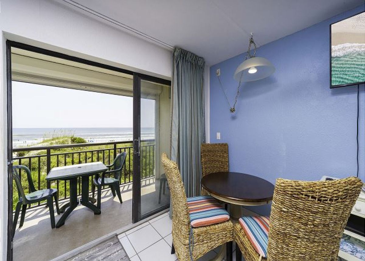 Living area and balcony of Beachers 229